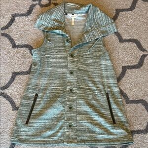 Matilda Jane Gray Women’s tunic top. Size small.